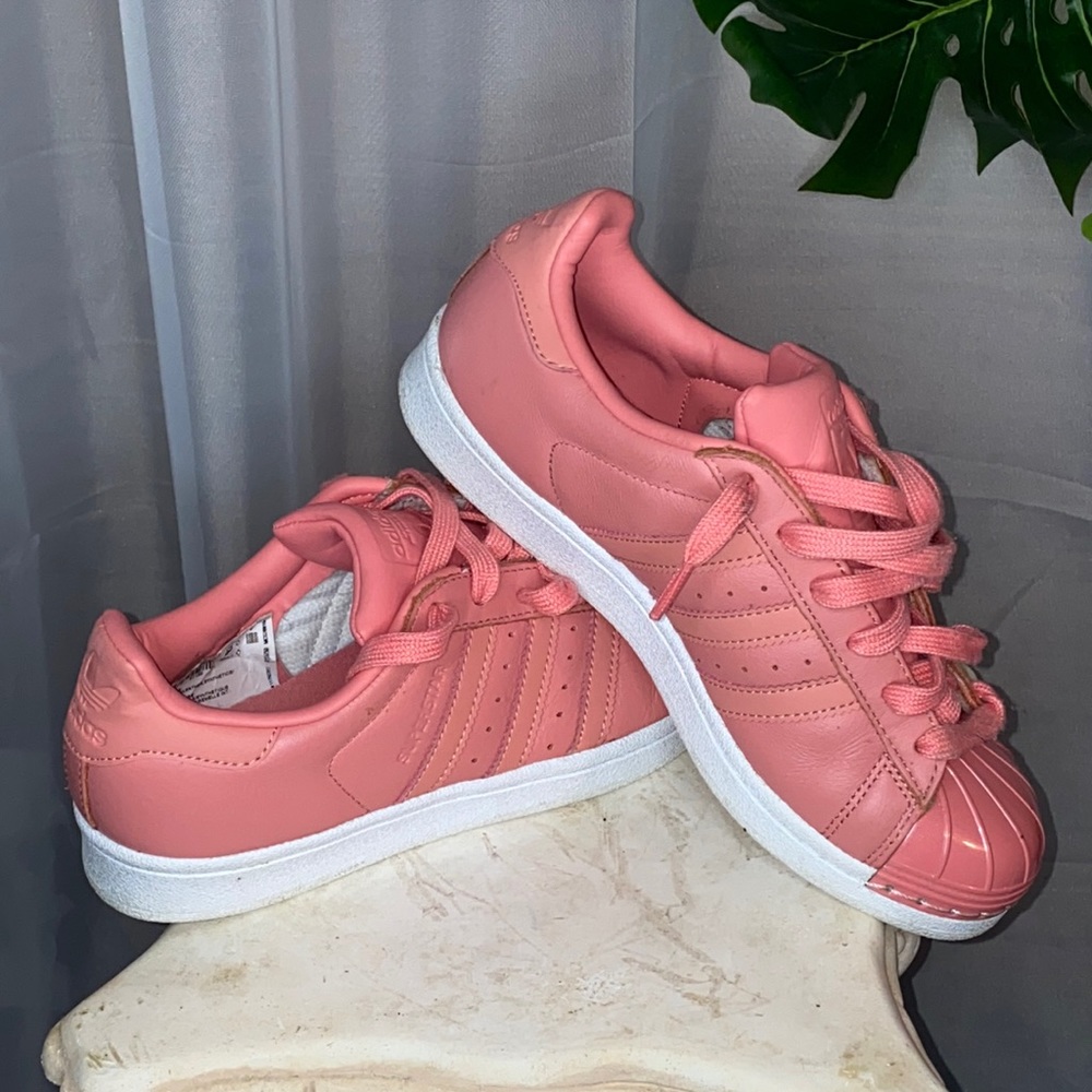 Classic Coral Shelltoe Adidas!!